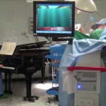 αγοράκι χειρουργείται υπό τους ήχους πιάνου