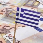 Χρήματα και ελληνική σημαία