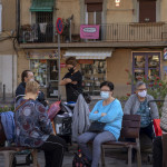 κόσμος με μάσκες στην Ισπανία