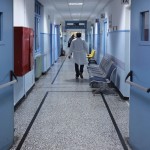 γιατρός σε διάδρομο νοσοκομείου