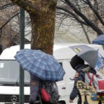 μαθητές με ομπρέλες