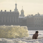 Ρωσία- άνδρας κολυμπά σε πάγο