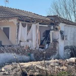 Ζημιές σε όχημα από τις καταρρεύσεις κτιρίων στην Ελασσόνα