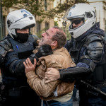 Εικόνα από αστυνομική βία εις βάρους διαδηλωτή στις 17/11/20/ eurokinissi