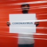 πλακάτ που γράφει Coronavirus