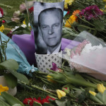 Λουλούδια και σημειώματα έξω από τα ανάκτορα για τον θάνατο του Φίλιππου