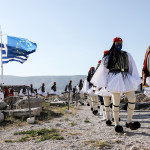 Έπαρση της σημαίας στον βράχο της Ακρόπολης για την Ημέρα της Ευρώπης
