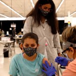 12χρονη λαμβάνει την πρώτη δόση του εμβολίου της Pfizer στο Ιλινόι των ΗΠΑ