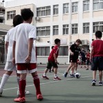 παιδια παιζουν ποδοσφαιρο