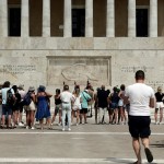 τουρίστες στο Μνημείο του Άγνωστου Στρατιώτη