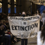 Παρίσι: Διαδηλώτρια Εισέβαλε Με Πανό Σε Επίδειξη Μόδας