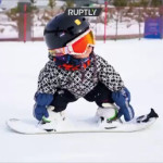 11μηνών κορίτσι λάτρης του snowboard