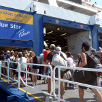ταξιδιώτες επιβαίνουν στο πλοίο για τα ελληνιά νησιά