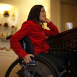 γυναίκα σε αναπηρικό αμαξίδιο