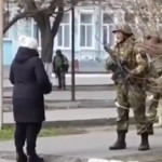 Ουκρανή γιαγιά τα βάζει με Ρώσο στρατιώτη