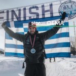 Ο Μάριος Γιαννάκου στον τερματισμό με την ελληνική σημαία