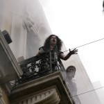 Μία γυναίκα φωνάζει στο μπαλκόνι της Marfin στη μεγάλη φωτιά