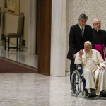 Πάπας Φραγκίσκος σε αναπηρικό καροτσάκι