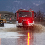 Όχημα της πυροσβεστικής σε πλημμυρισμένο δρόμο
