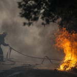 Φωτιά Πεντέλη: Οι φλόγες μέσα στα σπίτια - Υπεράνθρωπες προσπάθειες της ΠΥ