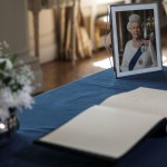 βιβλίο συλλυπητηρίων στην  Αθήνα για τον θάνατο της βασίλισσας Ελισάβετ