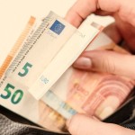 Έκτακτο βοήθημα 250 ευρώ: Πότε και ποιοι θα το πάρουν