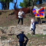 Ομόφωνα αθώοι οι Θιβετιανοί φοιτητής που σήκωσαν πανό στην Ακρόπολη