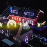 Ένα Σπίτι «Ντύθηκε» Με 40.000 Χριστουγεννιάτικα Φωτάκια