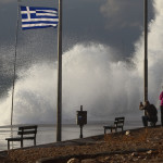 Κακοκαιρία Γαία: Τεράστια Κύματα Στην Παραλία Φαλήρου