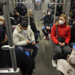 κόσμος με μάσκες στο μετρό