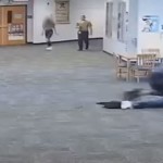 Βίντεο: Μαθητής ξυλοκόπησε άγρια καθηγήτρια επειδή του πήρε το Nintendo