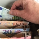 «Ξεχασμένα» στις εφορίες 324 εκατ. ευρώ από επιστροφές φόρων