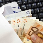 Τρίκαλα: Γυναίκα Βρήκε Στον Δρόμο Φάκελο Με 17.000 Ευρώ