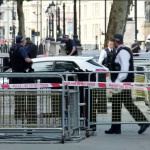 Λονδίνο: Aυτοκίνητο Έπεσε Στην Πύλη Της Ντάουνινγκ Στριτ