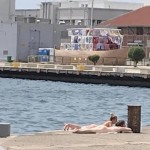 Θεσσαλονίκη: Έκαναν Ηλιοθεραπεία Γυμνές Στη Λεωφόρο Νίκης