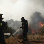 Στις πλαγιές της Πάρνηθας η φωτιά - Ξεκίνησαν οι εναέριες ρίψεις