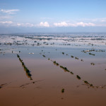 Κακοκαιρία Μεγάλα Καλύβια: «Τρία Μέτρα Νερό- Πέφτουν Σπίτια»