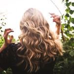 Εύκολα tips για να έχεις πάντα μεταξένια μαλλιά