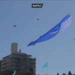 Πολύχρωμοι ιπτάμενοι χαρταετοί στην παραλία Bondi