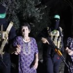 Η στιγμή της απελευθέρωσης των δύο γυναικών από τους ενόπλους της Χαμάς