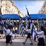 Οι μαθητές έκαναν παρέλαση με τη γαλανόλευκη ψηλά