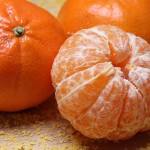Γιατί οι influencers του TikTok τρώνε πορτοκάλια στο ντους;