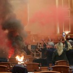 Αλβανία φωτιά και καπνογόνα στη Βουλή