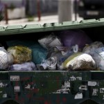 Ομόνοια: Πέταξε Χιλιάδες Ευρώ Στα Σκουπίδια