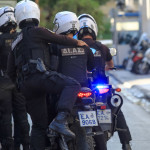 Λευκό Βαν Παρέσυρε Κι Εγκατέλειψε Αστυνομικούς Της ΔΙ.ΑΣ.