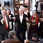 Κάλαντα Στον Δημήτρη Κουτσούμπα Από Παιδιά Της Παλαιστίνης