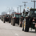 Κλείνουν τις Εθνικές Οδούς Με Τα τρακτέρ Οι Αγρότες