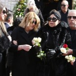 Συντετριμμένες στην κηδεία Άντζελα Δημητρίου και Όλγα: «Μανούλα μου»