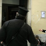 Παπάς και καθηρημένος ιερέας έστησαν… «ιερή» απάτη