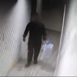 Βραυρώνα: Η στιγμή που ο πατέρας του μωρού αφήνει τη σακούλα στα σκουπίδια